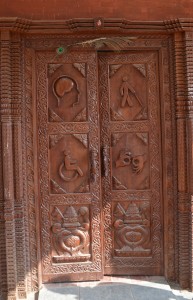 Porte d'entrée du centre représentant les différents handicaps.